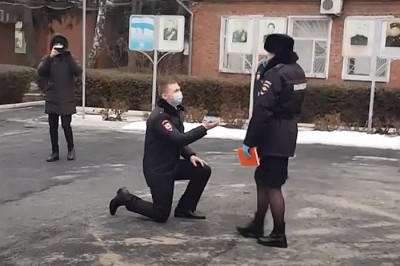 Полицейский романтично сделал предложение возлюбленной в канун Нового года