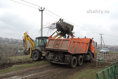 В Шахтах начали уборку на кладбищах, готовясь к Пасхе