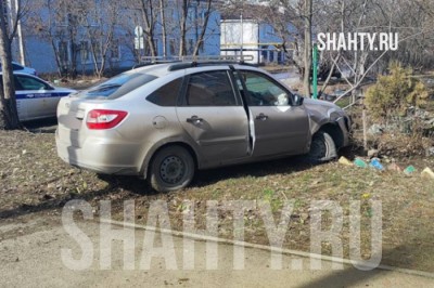 В Шахтах водитель скончался за рулем и врезался в дерево на Садовой