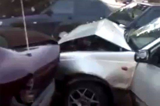 В г. Шахты водитель протаранил машины на парковке — массовое ДТП