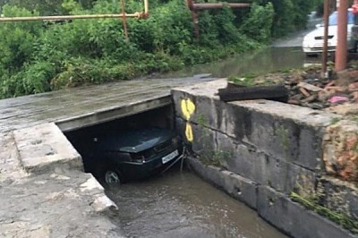 Нашел в канаве под мостом после ливня свой автомобиль житель Ростова