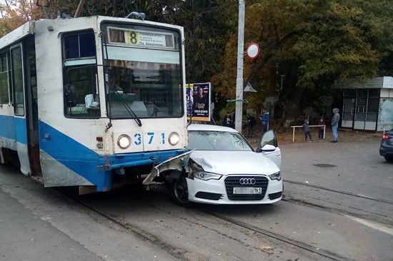Audi A6 врезался в трамвай в Таганроге