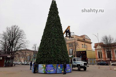 В Шахтах установили конус в качестве главной новогодней елки