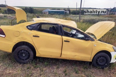 Перевернулся Volkswagen на трассе в Ростовской области: пострадали девушка и 11-летняя девочка