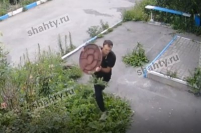 В Шахтах похищали крышки с люков средь бела дня: видео