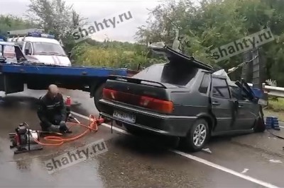 Под Шахтами погиб водитель легковушки, врезавшись в эвакуатор: видео