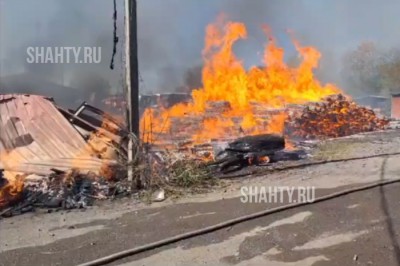 В Шахтах сгорел склад с пиломатериалами на улице Профессиональной