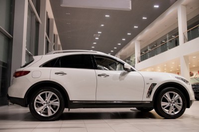 Разбил стекло в Infiniti под Шахтами ради кражи 20 тысяч рублей