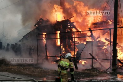 В Шахтах сгорела большая летняя кухня на улице Чернышевского
