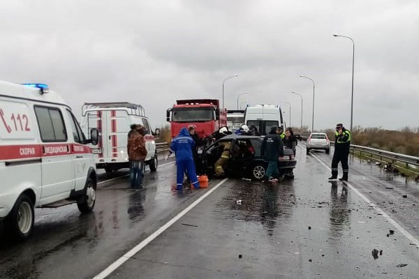 Спасли трех детей из покореженного Chevrolet Lanos на трассе Морозовск — Волгодонск