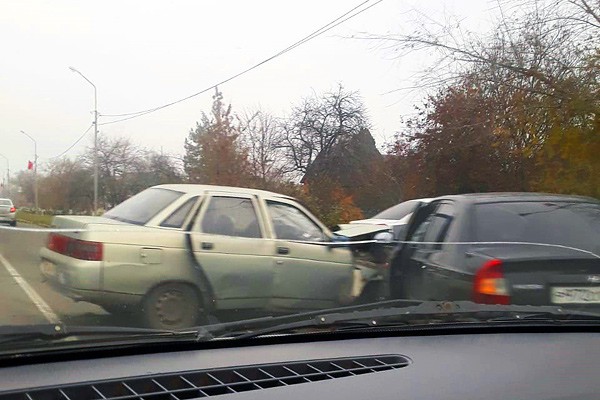 На дороге Шахты — Каменоломни столкнулись Hyundai Accent и ВАЗ