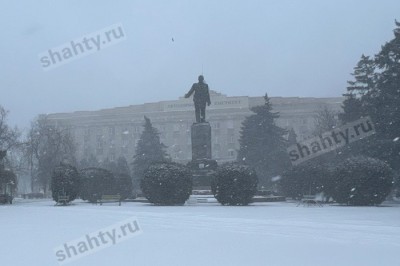 В Шахтах оградят разрушающийся памятник на площади Ленину