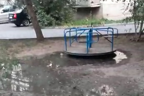 В г. Шахты канализация заливает детскую площадку [Видео]