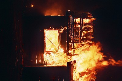 В Шахтах сгорел дом на Фрунзе по улице Добролюбова