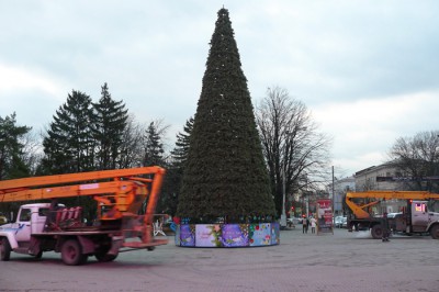 В г. Шахты устанавливают новогоднюю елку на площади Ленина