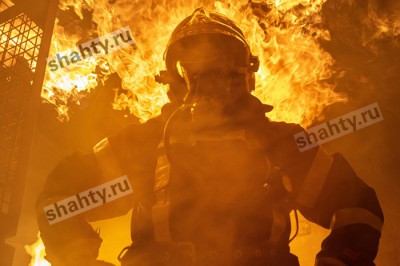 В Шахтах сгорела заброшка на улице Ленина
