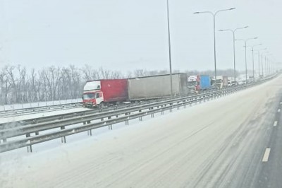 На трассе М-4 «Дон» сложилась фура: две полосы недоступны для проезда