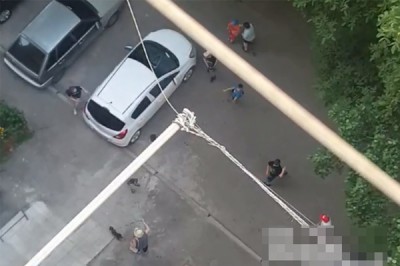 Дети закидали камнями женщину в Ростове [Видео]