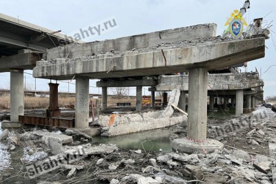 Разбились рабочие, упав с обрушившегося автомобильного моста в Ростовской области