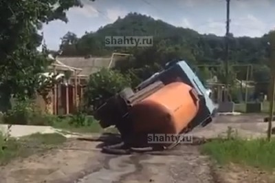 В Шахтах провалилась ассенизаторская машина и ВАЗ из-за порывов водопровода