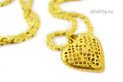 В Шахтах сорвали с женщины золотые цепочки с кулоном стоимостью 35 тысяч рублей