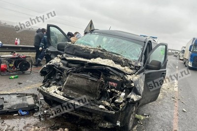 Минивэн с пассажирами врезался в фуру на трассе М-4 «Дон» в Ростовской области