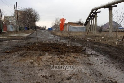 В Шахтах перекопали дорогу к многоэтажному дому