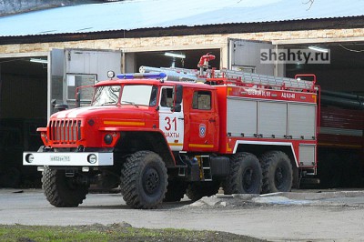 В Шахтах на ХБК вспыхнул большой пожар в производственном помещении