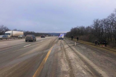 Внедорожник влетел в грузовик Iveco под Шахтами на трассе М-4: пострадали четверо людей