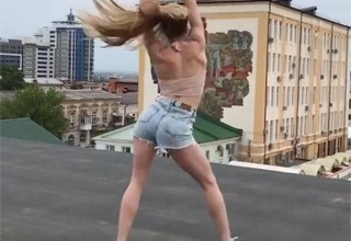 Сексуальный танец девушки на крыше соблазнил мужчин [Видео]