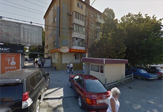 Разбилась женщина, выпав в г. Шахты из окна пятиэтажки напротив «Максимума»
