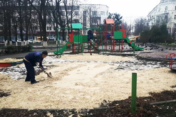 В Шахтах позорная детская площадка находится в самом центре города
