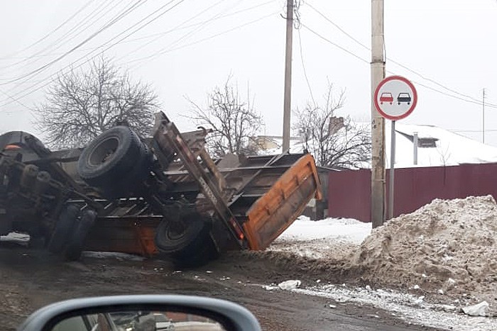 В Шахтах опрокинулся прицеп у «Камаза»