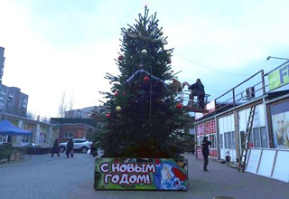 Установили новогодние елки в г. Шахты на ХБК и Ново-Азовке