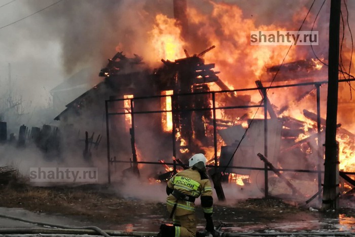 В Шахтах сгорела большая летняя кухня на улице Чернышевского