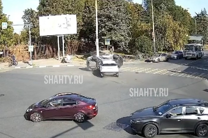 Появилось видео ДТП с переворотом в Шахтах: в авто были мать и 3-летний ребенок