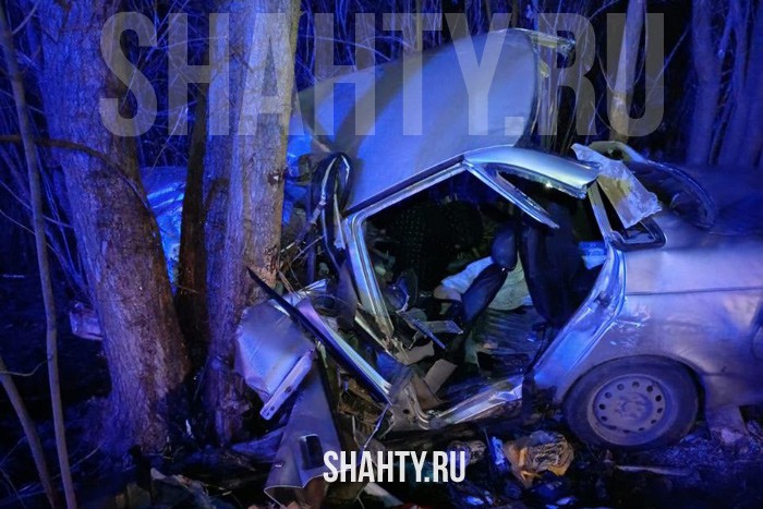 Спасли водителя, зажатого в салоне «Приоры», врезавшейся в дерево под Ростовом