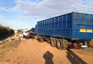 Погибли 2 водителя в столкновении 3 грузовиков на трассе в Ростовской области