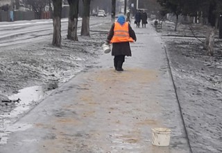 Скользкие тротуары обрабатывают противогололедными средствами, утверждают власти г. Шахты