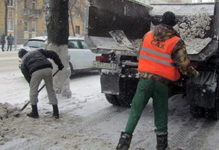 Улицы г. Шахты от снега расчищают 10 машин [Фото]