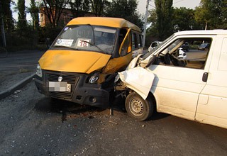 «Газель» протаранила Volkswagen Transporter в г. Шахты, пострадали двое детей и женщина [Фото]
