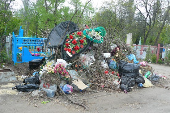 Горы мусора в г. Шахты поразили горожан на кладбищах на Пасху