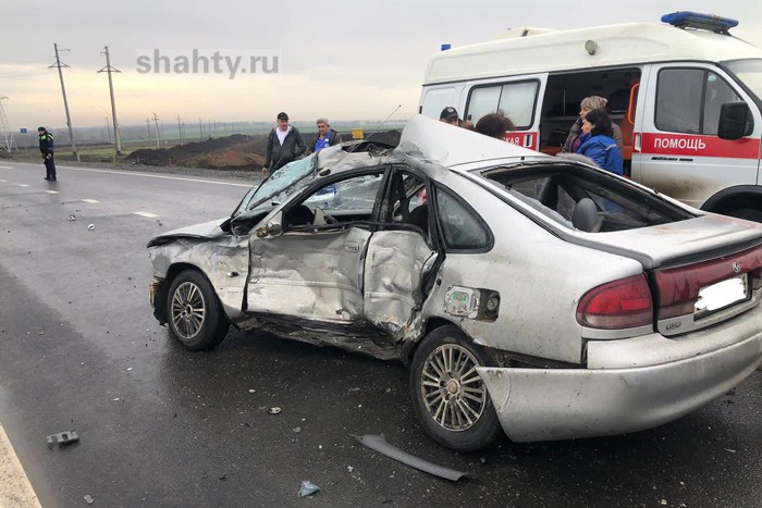 Погиб пассажир Mazda, попавшей под фуру на трассе под Ростовом