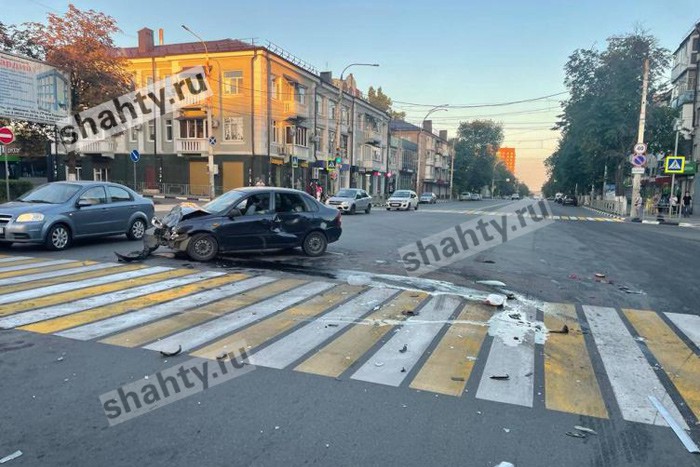 ДТП в центре Шахтах на перекрестке: пострадали мужчина и женщина