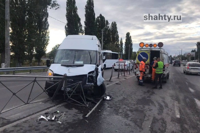 Маршрутка врезалась в ограждение на трассе Новошахтинск — Майский г. Шахты