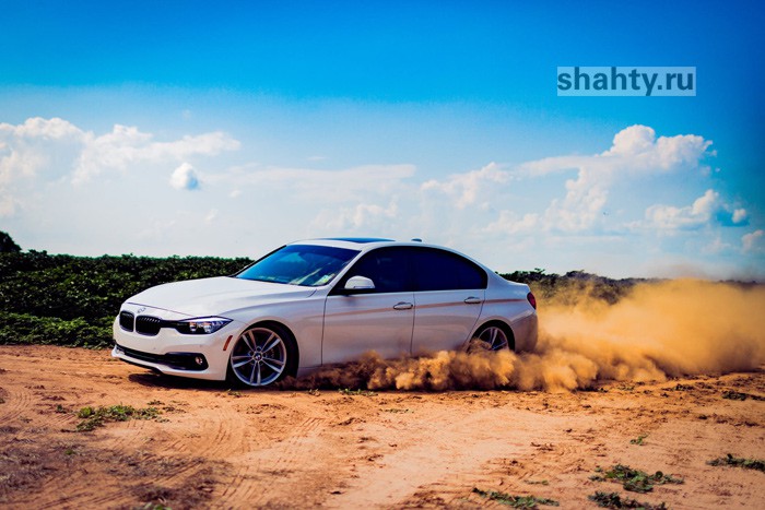 В г. Шахты угнан BMW с автомойки: пьяный парень врезался в дерево