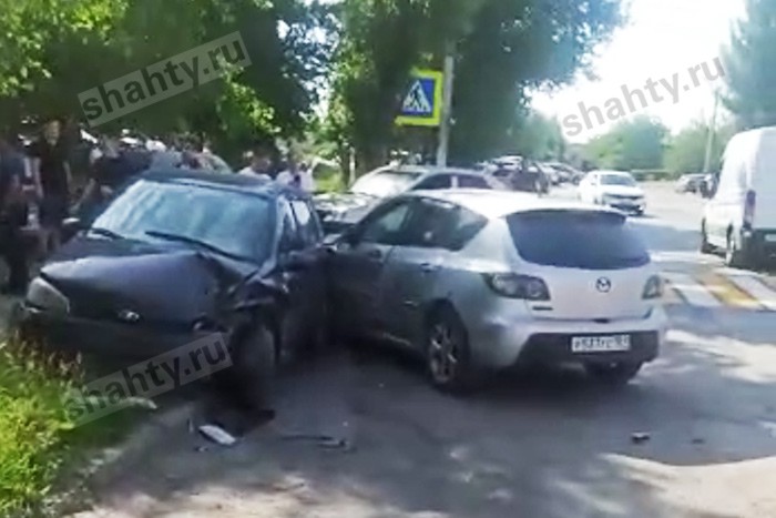 В Шахтах произошло массовое ДТП неподалеку от БТК: видео