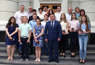 Лучшие школьники г. Шахты получили паспорта в День России из рук сити-менеджера
