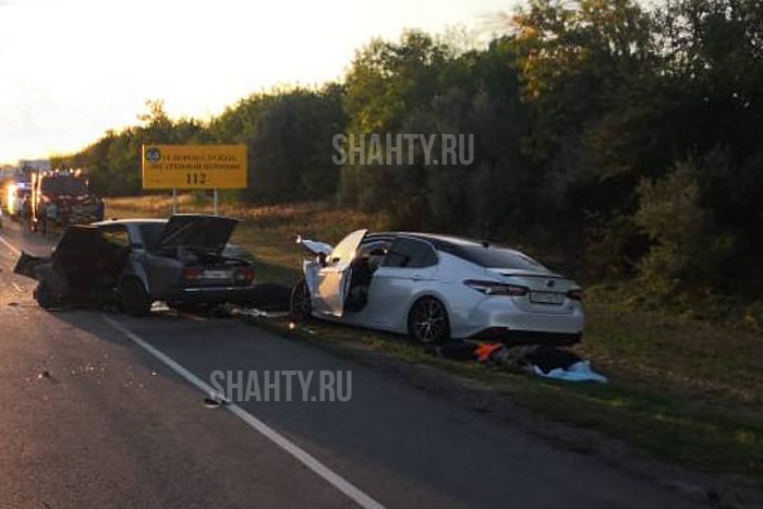 Погибли два человека в результате столкновения трех автомобилей в Ростовской области