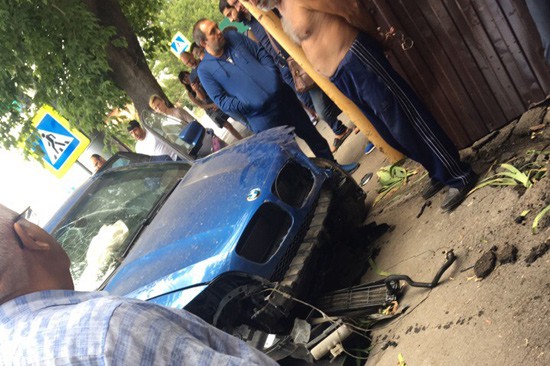 В г. Шахты BMW протаранил дом, уходя от полицейской погони [Фото + видео]